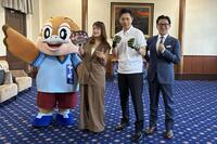 記念撮影に応じる（左から）もずやん広報担当副知事、ＲＥＮＡ、吉村知事、榊原ＣＥＯ