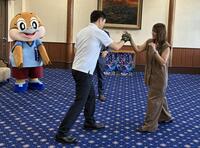ＲＥＮＡ（右）を相手にパンチを披露する吉村知事
