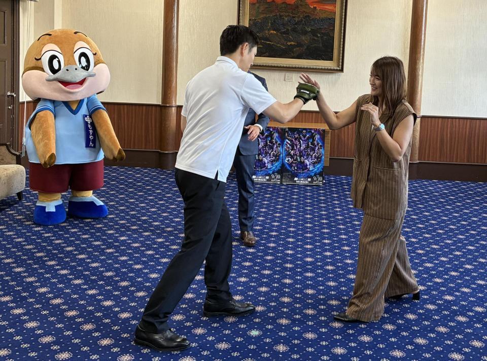 ＲＥＮＡ（右）を相手にパンチを披露する吉村知事