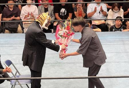 「３代目山の神」こと神野大地（右）から花束を受け取る初代タイガーマスク・佐山サトル