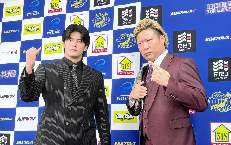 　三冠ヘビー級選手権に向けて決意を示した挑戦者の安齊勇馬（左）と王者・宮原健斗