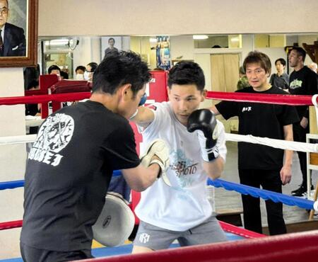 ９月２７日にＷＢＯ世界ミニマム級王座決定戦に臨むことが発表され、公開練習を行った松本流星（中央）