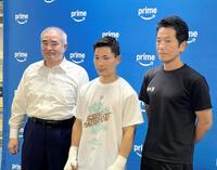 ９月２７日にＷＢＯ世界ミニマム級王座決定戦に臨むことが発表された松本流星（中央）。左は帝拳ジムの浜田剛史代表、右は田中繊大トレーナー
