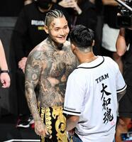 対戦が決まったメカ君（手前）とＳＡＴＯＲＵ（奥）