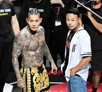 対戦が決定したＳＡＴＯＲＵとメカ君（右）