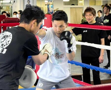 　９月２７日にＷＢＯ世界ミニマム級王座決定戦に臨むことが発表され、公開練習を行った松本流星（中央）