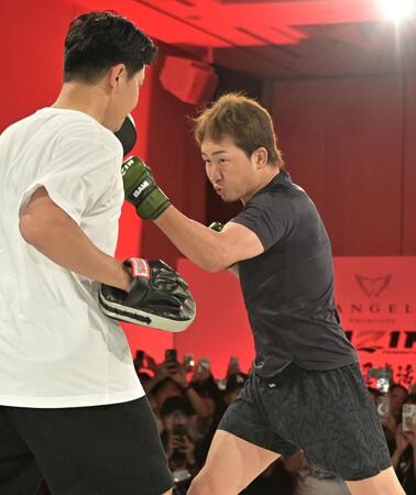 公開練習でパンチを見舞う朝倉未来（右）＝撮影・持木克友）