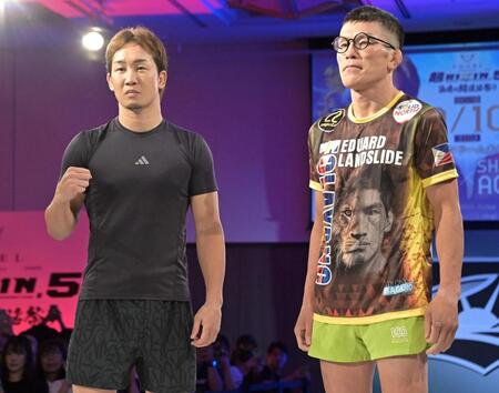 ファイティングポーズの朝倉未来（左）と青木真也（撮影・持木克友）