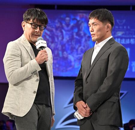負傷欠場のドンマイ川畑（右）に話しかける榊原ＣＥＯ（撮影・持木克友）
