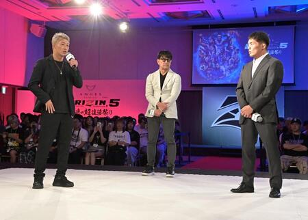 負傷欠場のドンマ川端（左）に再戦を申し込む冨沢大智（左）＝撮影・持木克友