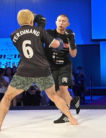 公開練習でパンチを見舞うＹＡ-ＭＡＮ（右）＝撮影・持木克友