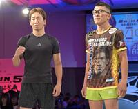 ファイティングポーズの朝倉未来（左）と青木真也（撮影・持木克友）