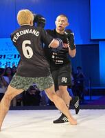 公開練習でパンチを見舞うＹＡ-ＭＡＮ（右）＝撮影・持木克友