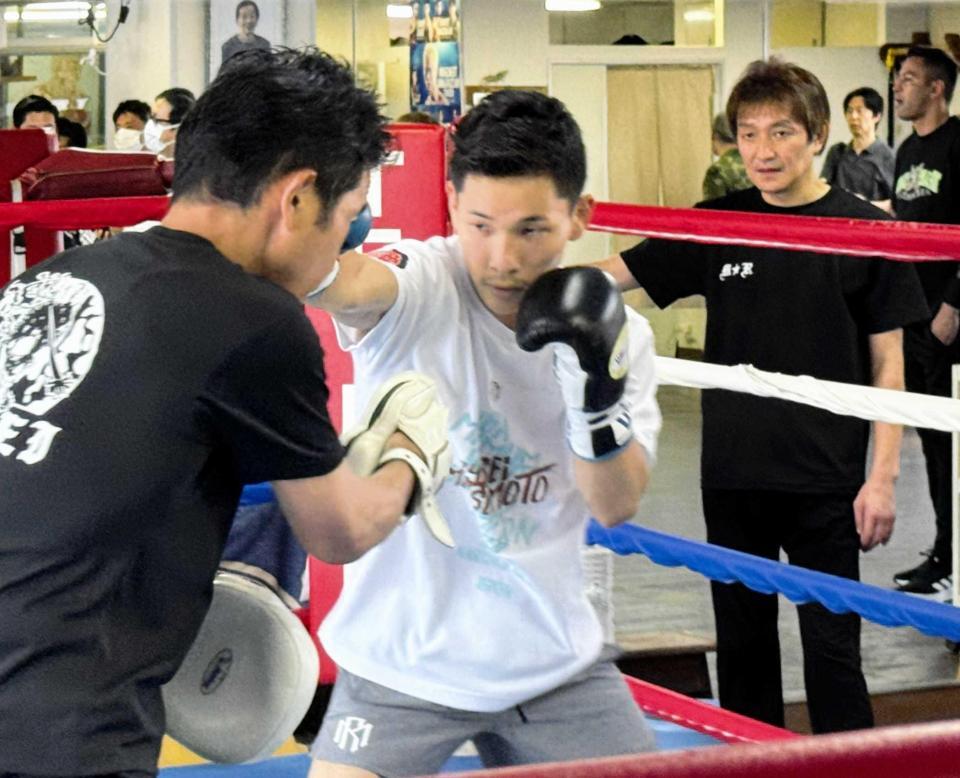 　９月２７日にＷＢＯ世界ミニマム級王座決定戦に臨むことが発表され、公開練習を行った松本流星（中央）