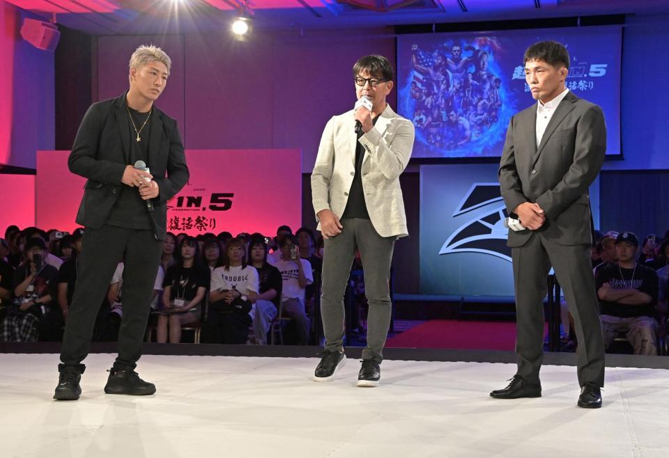 ドンマイ川畑（右）のケガにより試合が中止となったことを発表する榊原ＣＥＯ（中央）と対戦相手の冨沢大智（撮影・持木克友）