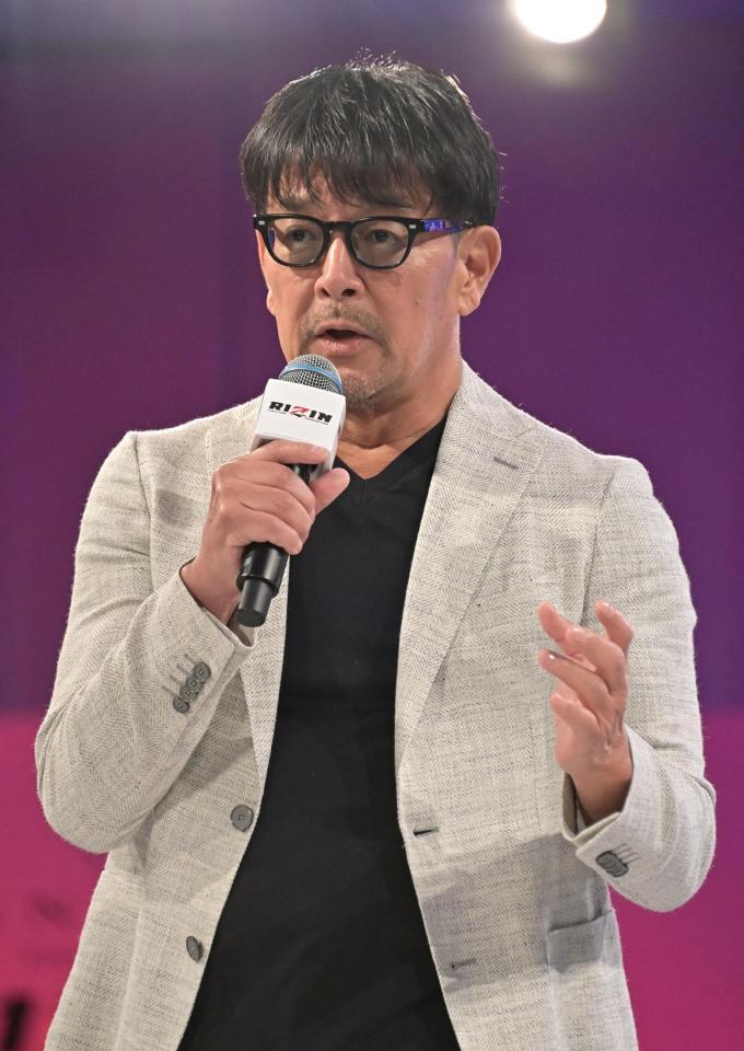 あいさつする榊原ＣＥＯ（撮影・持木克友）