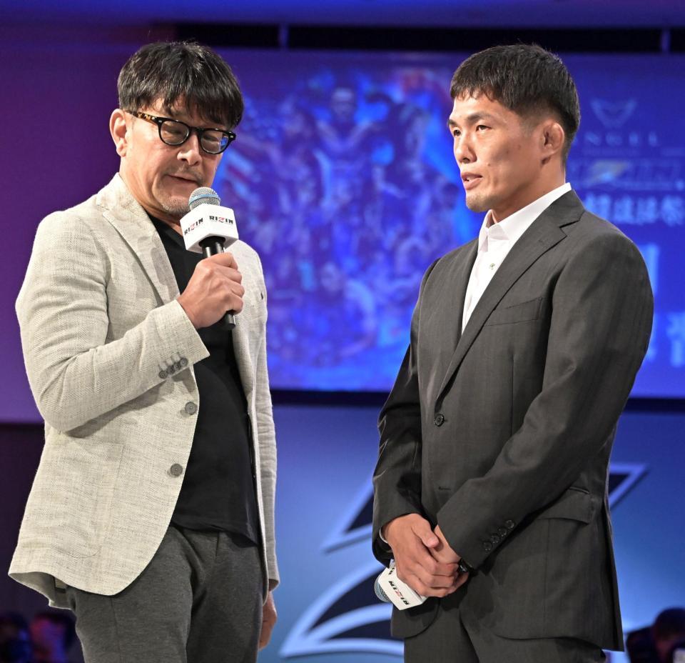 負傷欠場のドンマイ川畑（右）に話しかける榊原ＣＥＯ（撮影・持木克友）