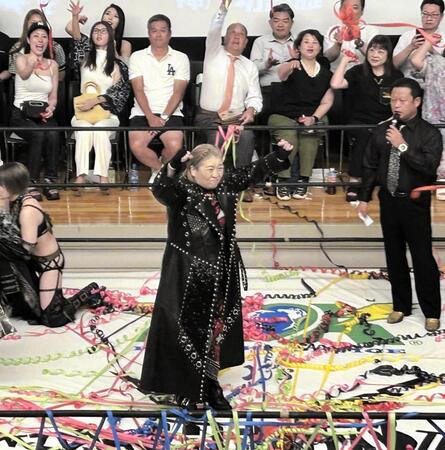 名前をコールされ大歓声を浴びる堀田祐美子