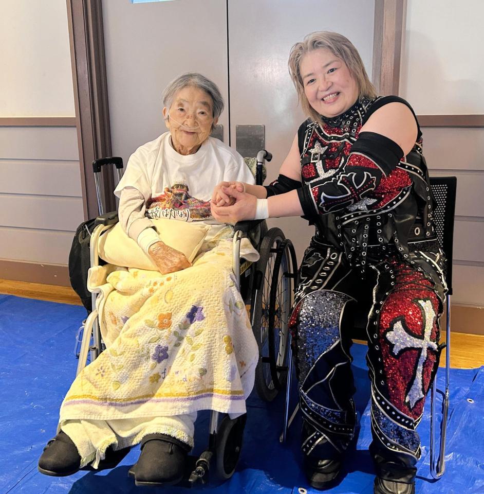 母・ヨシ子さんと写真に収まる堀田祐美子