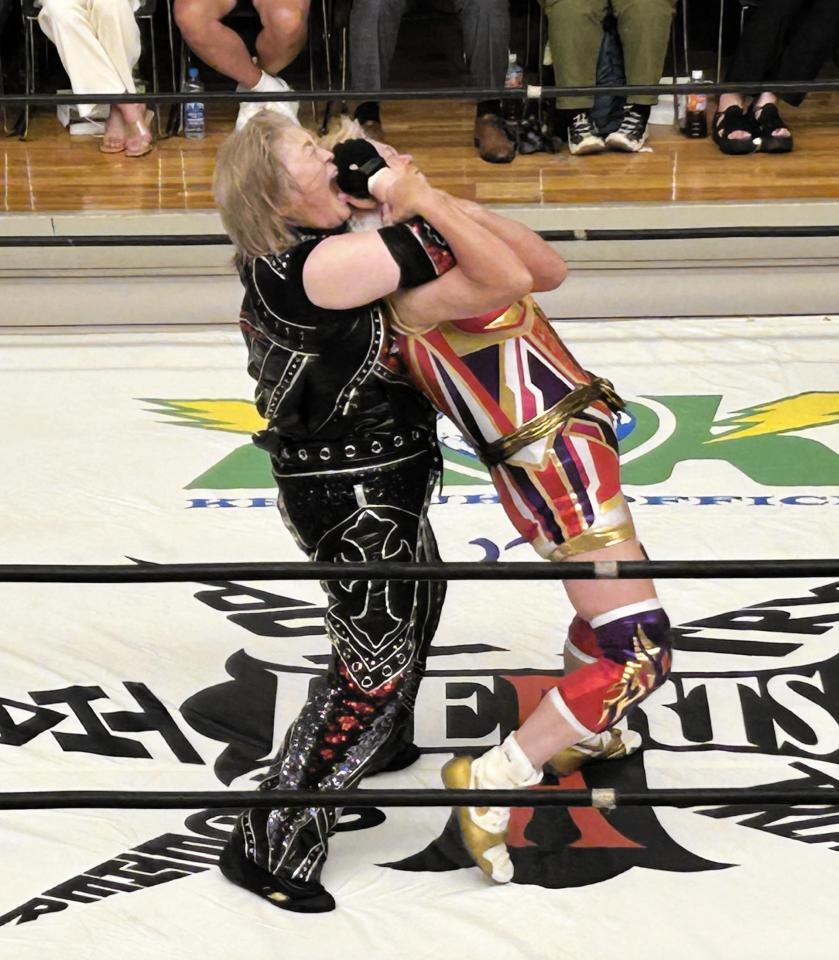 神取忍の首を締め上げる堀田祐美子