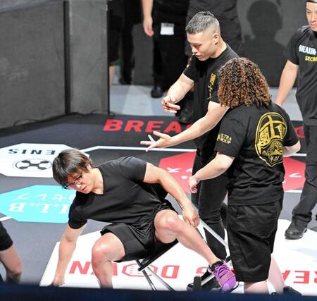 暴走族女総長・宮本禮（右手前）ら喧嘩自慢に絡まれるぷろたん（中央）