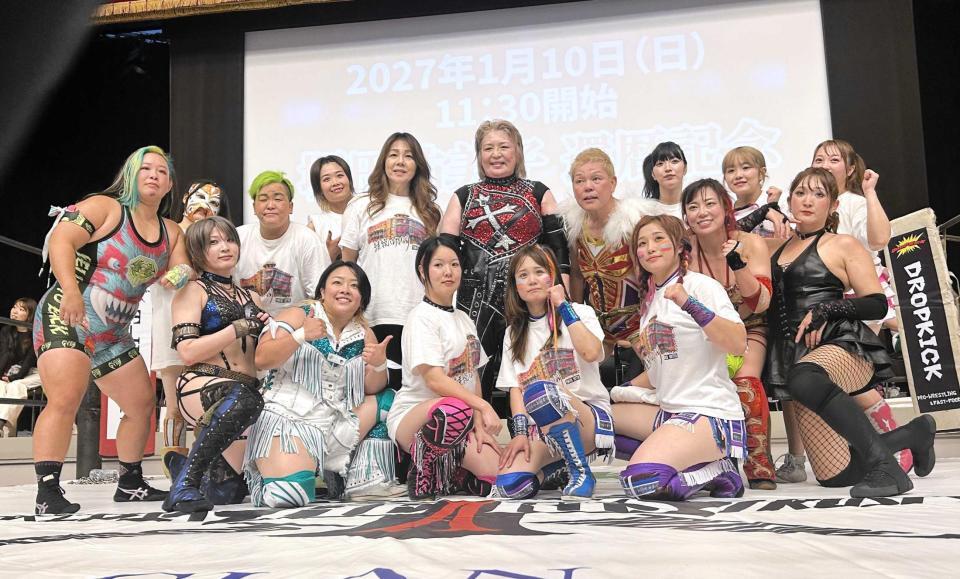 　出場選手たちと写真に納まる堀田祐美子（中央）＝撮影・工藤直樹