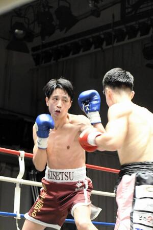 プロボクサーとしてデビュー戦に臨んだ藤原季節（左）