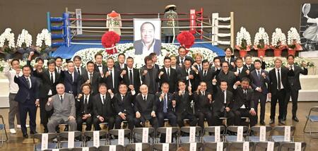 ガッツ石松さんお別れ会に集まったプロボクシング世界チャンピオン会のメンバー（撮影・持木克友）
