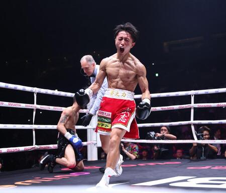 １回、ウィルフレド・メンデス（左）にＫＯ勝利する石井武志（撮影・伊藤笙子）