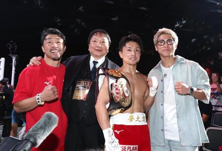 試合後、記念撮影をする（左から）八重樫東トレーナー、大橋秀行会長、石井武志、井上尚弥（撮影・伊藤笙子）