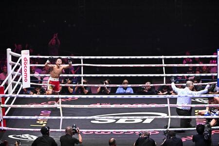 １回６５秒でウィルフレド・メンデス（右端）をＫＯしガッツポーズを決める石井武志（撮影・開出牧）