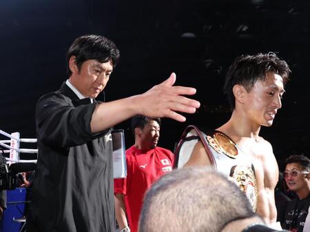 インスペクターを務める山本博。右は石井武志（撮影・伊藤笙子）