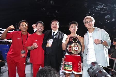 試合後、記念撮影をする（左から）武居由樹、八重樫東トレーナー、大橋秀行会長、石井武志、井上尚弥（撮影・伊藤笙子）