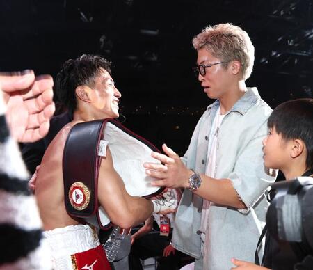 試合後、井上尚弥（右）から声をかけられる石井武志（撮影・伊藤笙子）