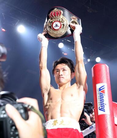 チャンピオンベルトを掲げる石井武志（撮影・伊藤笙子）