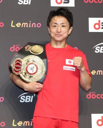 世界王座のベルトを手に笑みを浮かべる石井武志（撮影・伊藤笙子）