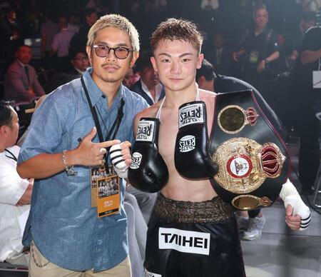 ＴＫＯ勝ちでＷＢＡ世界ライトフライ級チャンピオンとなり、井岡一翔（左）と笑みを見せる吉良大弥（撮影・伊藤笙子）
