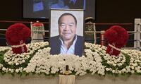 グローブをモチーフにしたガッツ石松さんの祭壇（撮影・持木克友）