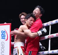 勝利を決めて八重樫東トレーナー（右）と抱き合う石井武志（撮影・伊藤笙子）