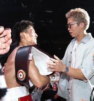 試合後、井上尚弥（右）から声をかけられる石井武志（撮影・伊藤笙子）