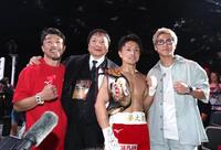 試合後、記念撮影をする（左から）八重樫東トレーナー、大橋秀行会長、石井武志、井上尚弥（撮影・伊藤笙子）