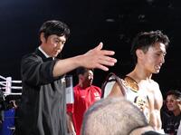 インスペクターを務める山本博。右は石井武志（撮影・伊藤笙子）