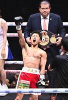 大橋ジム６人目の世界王座に輝きガッツポーズで雄たけびを上げる石井武志（撮影・開出牧）