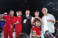 試合後、記念撮影をする（左から）武居由樹、八重樫東トレーナー、大橋秀行会長、石井武志、井上尚弥（撮影・伊藤笙子）