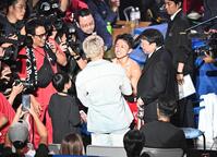 大橋ジム６人目の世界王座に輝き大橋秀行会長（中央右）と井上尚弥（左）に祝福される石井武志（撮影・開出牧）