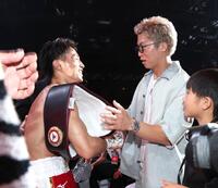 試合後、井上尚弥（右）から声をかけられる石井武志（撮影・伊藤笙子）