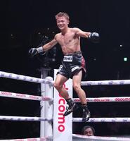 ７回、勝利して喜ぶ吉良大弥（撮影・伊藤笙子）