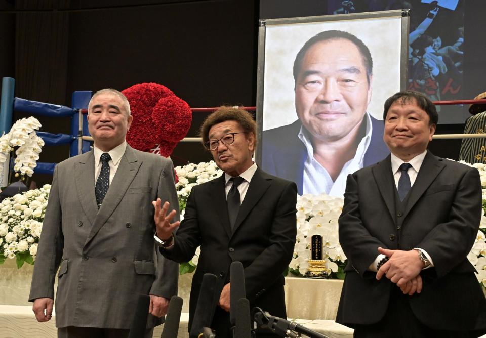 祭壇の前でガッツ石松さんの思い出を語る（左から）浜田剛史、具志堅用高、大橋秀行（撮影・持木克友）