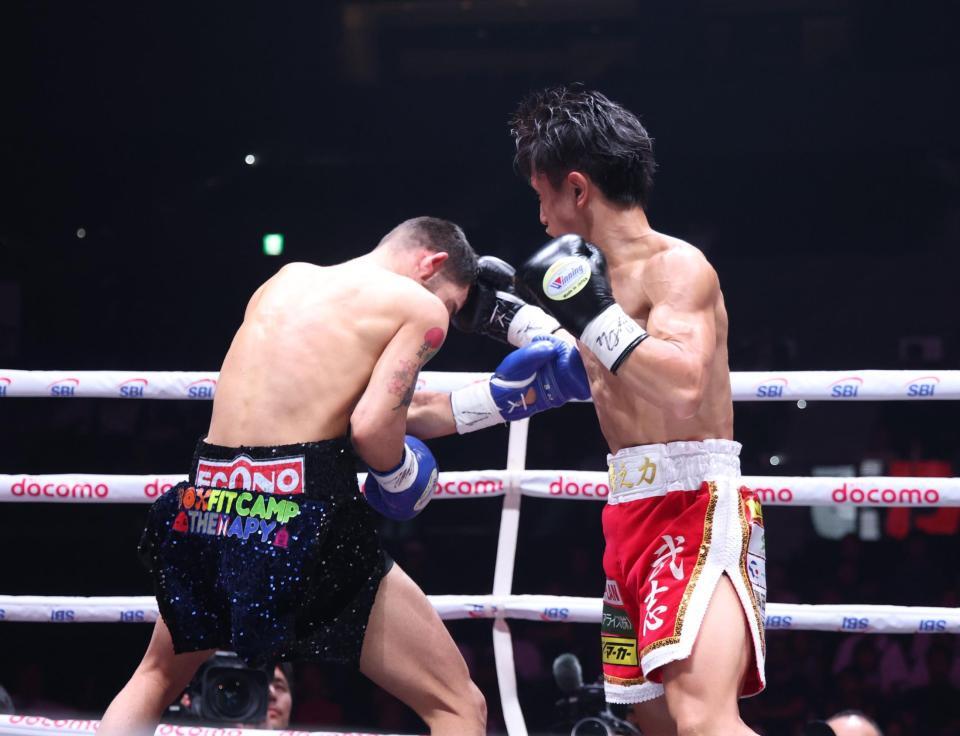 １回、ウィルフレド・メンデス（左）からダウンを奪う石井武志（撮影・伊藤笙子）