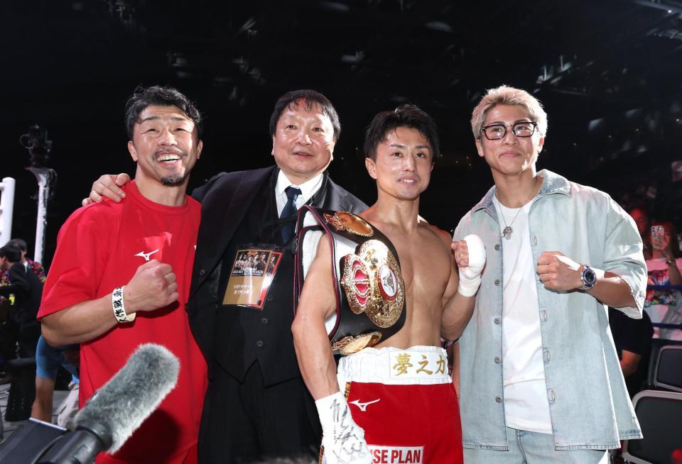 試合後、記念撮影をする（左から）八重樫東トレーナー、大橋秀行会長、石井武志、井上尚弥（撮影・伊藤笙子）